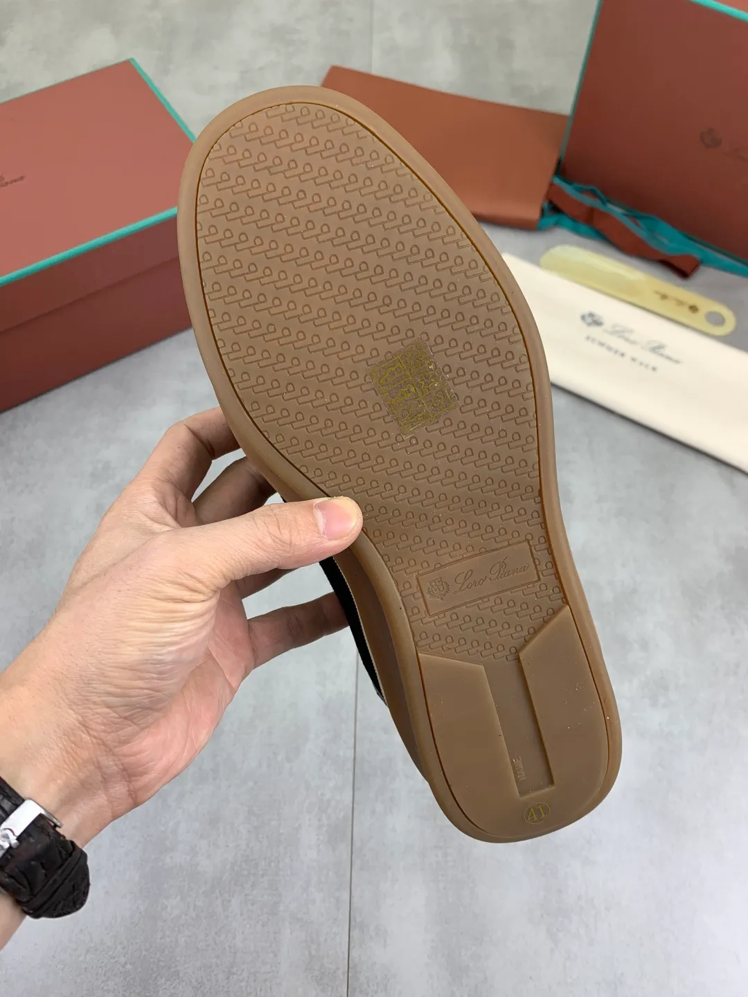 Men's men's shoes 💰P580 New model 💰 The latest casual shoes Loro Piana 💯 Top grade 💯 Buy the original copy 💯 Founded the existing Loro Piana company on April 24, 1924. It is the sixth generation of family operation, providing the best quality products to customers who are discerning about taste and quality. Imported original fly woven fabric with cowhide fabric, plain calfskin lining, hand-stitched thread with cowhide feet, original packaging, high-end outsole, size: 38-45 (custom-made for 46), 5️⃣ colors available